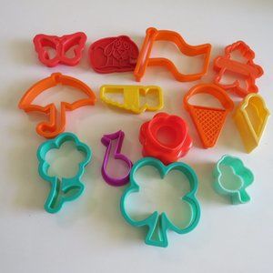 SEASONAL ITEMS COOKIE CUTTERS with CLIFFORD 1988 scholastic